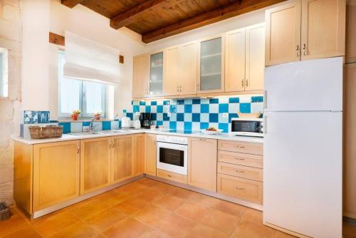 Beachfront villa Turquoise with private pool, BBQ and ping pong table