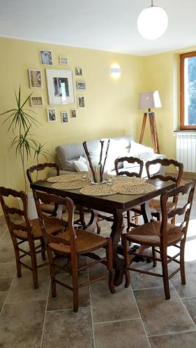 a dining room with a table and chairs at Casa Pablo in Badalucco