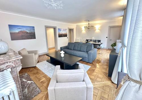 Luxembourg Gardens Prestige flat for 8 lift 4 BR