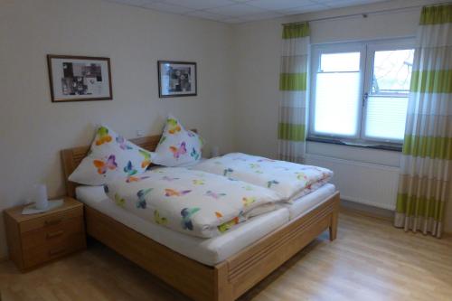 um pequeno quarto com uma cama e uma janela em Ferienwohnung Unica im Lahntal em Villmar