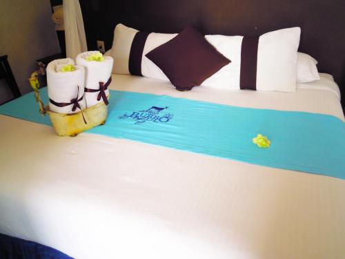 a bed with two towels on top of it at Hotel & Spa La Mansion del B Azul in Querétaro