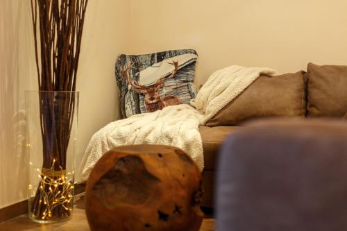 a living room with a couch and a vase at BERGSUCHT-Ruhpolding, Traumlage am sonnigen Südhang, kostenlose Parkplätze, schnelles WLAN, ruhige Sackgasse, NETFLIX inklusive in Ruhpolding