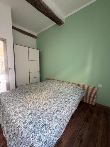 Fully renovated 2 bedrooms in Antibes Old City