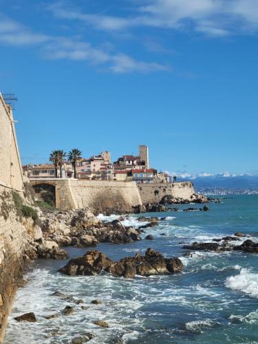 Fully renovated 2 bedrooms in Antibes Old City