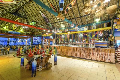Un restaurante o sitio para comer en Decameron Isleño - All Inclusive