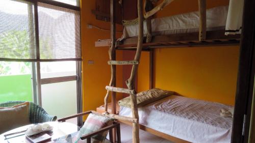 Dulan Groundnut Backpacker Hostelにある二段ベッド