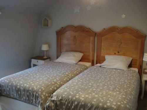 deux lits côte à côte dans une chambre dans l'établissement La Petite Maison du Parc, à Bois-en-Ardres