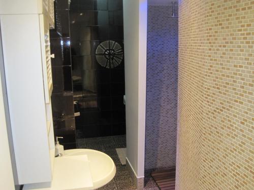 un baño con inodoro y ducha en Santos B&B, en Bari