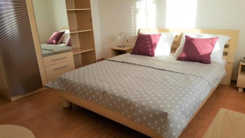 Ένα ή περισσότερα κρεβάτια σε δωμάτιο στο Apartmani Koin