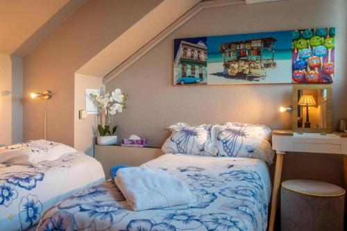 Lovely modern top floor apartment in Central Cannes just a short walk from beaches and the Palais - 2399