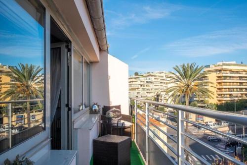 Lovely modern top floor apartment in Central Cannes just a short walk from beaches and the Palais - 2399