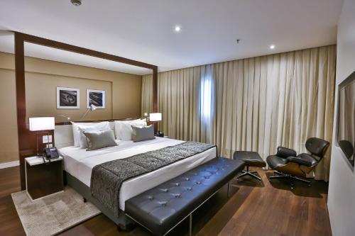 A bed or beds in a room at Quality Hotel Flamboyant