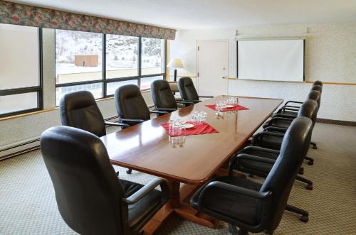 Konferenční prostory v ubytování Greenwood Inn & Suites