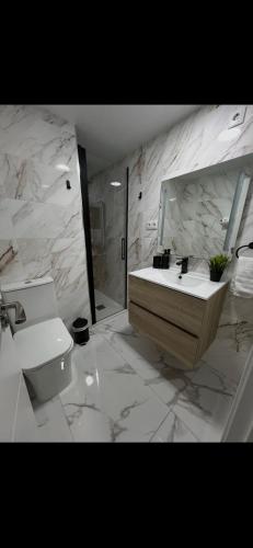 Apartamento bajo con terraza y piscina