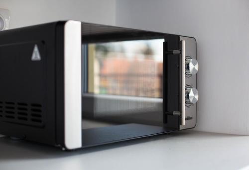 a microwave oven sitting on top of a counter at Noclegi Prestige in Nowy Sącz