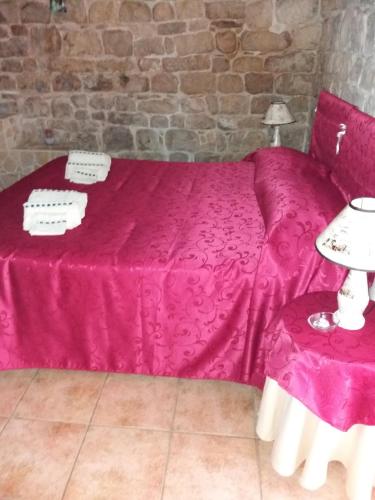 a living room with a pink couch and a table at La Casa di Petra in Modica