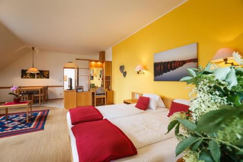 ein Schlafzimmer mit einem Bett und ein Wohnzimmer in der Unterkunft Landhaus Luka in Mörbisch am See