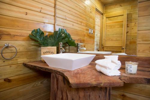 a bathroom with a white sink on a wooden counter at Hotel Sea Breeze in Paraíso