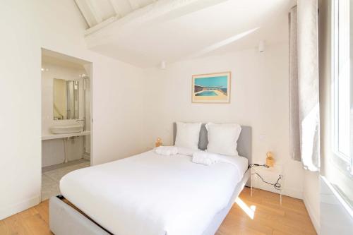 Parisian Charm Apt Steps from Notre-Dame