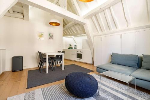 Parisian Charm Apt Steps from Notre-Dame