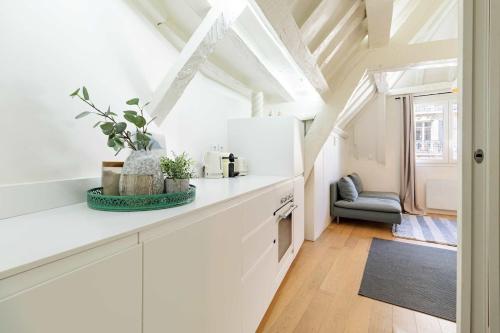 Parisian Charm Apt Steps from Notre-Dame