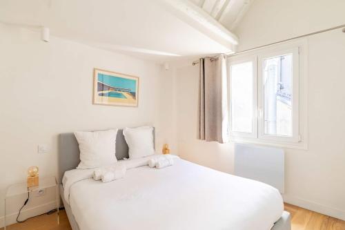 Parisian Charm Apt Steps from Notre-Dame