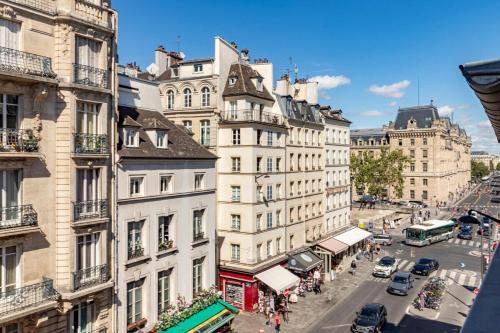 Parisian Charm Apt Steps from Notre-Dame