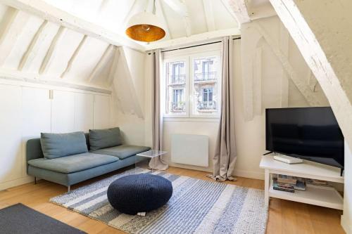 Parisian Charm Apt Steps from Notre-Dame