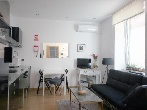 een woonkamer met een bank en een tafel bij Casa da Viola - Faro in Faro