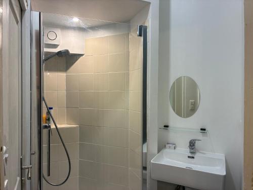 Chambre haussmannienne avec balcon Cœur de Paris 1er