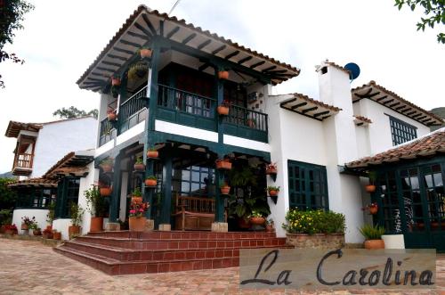 a white house with a black and white at Casa La Carolina in Villa de Leyva
