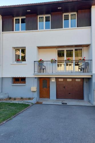 Maison Mitoyenne entre les lacs, proche du centre ville de Gérardmer