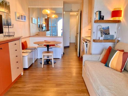 Ground floor with sea view and pools in Cap Esterel