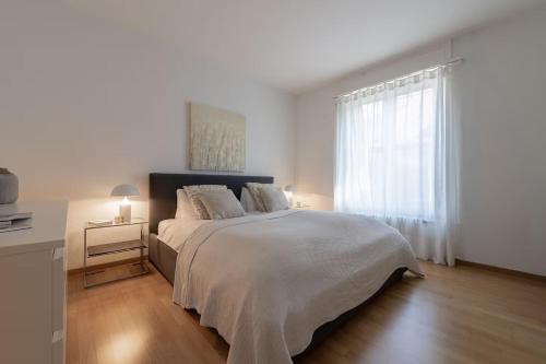 Centrally located 2-bedroom flat with balcony