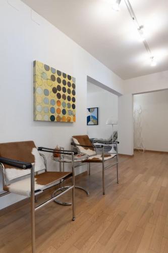 Centrally located 2-bedroom flat with balcony