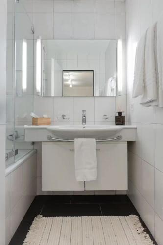 Centrally located 2-bedroom flat with balcony
