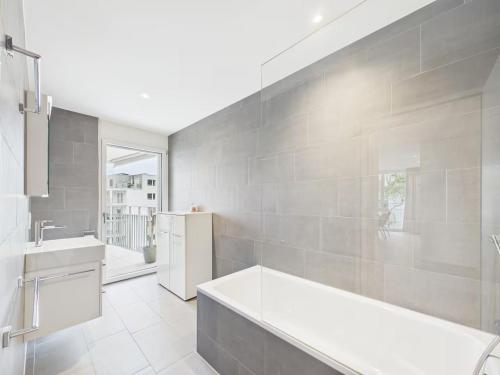 3Bed luxury DesignerResidence near City & Airport