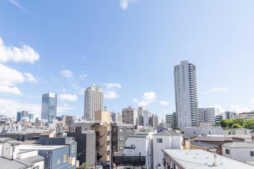 8 mins walk from Ikebukuro, 6 mins from Kanamecho Station, Max 4 ppl, Direct access to Tokyo, Shinjuku, and Shibuya