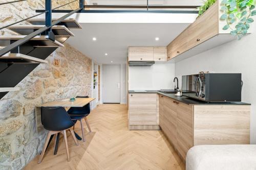 Maison Foch Stone Loft Premium Studio