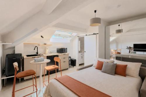 Golden Hugo Premium Studio Golden Square