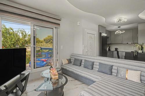 Olga's Modern Retreat, Loutraki