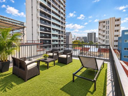 LEON RESORT HOTEL Nanba Dotonbori Shinsaibashi 6min Umeda 10min USJ 20min OsakaStation 17min Best location for sightseeing in Osakaなんば 道頓堀6分 心斎橋10分 USJ20分 大阪駅17分 大阪観光高立地