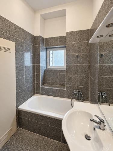 Spacious Cozy 2BD Apartment in Wien Mitte