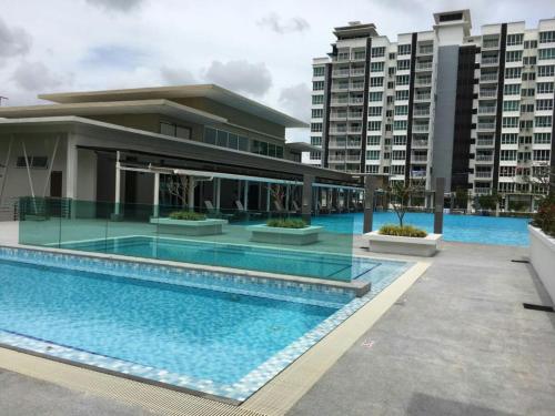 المسبح في Sandakan Spacious and Comfortable Pool View Condo أو بالجوار