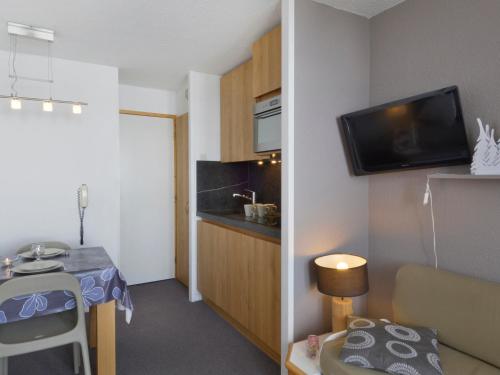 Appartement rénové au pied des pistes avec balcon et casier à skis