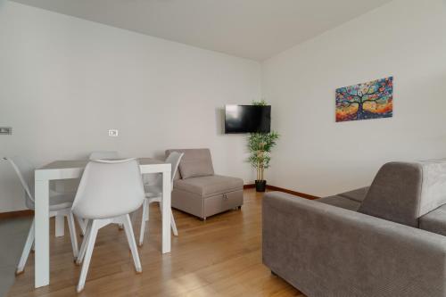 GuestHost - Bright Apartment with Balcony near MM3