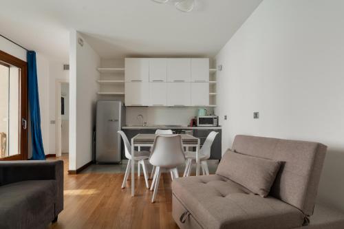GuestHost - Bright Apartment with Balcony near MM3