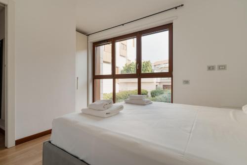 GuestHost - Bright Apartment with Balcony near MM3