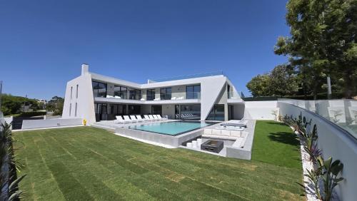 Dream Villa by Laranjal Rentals