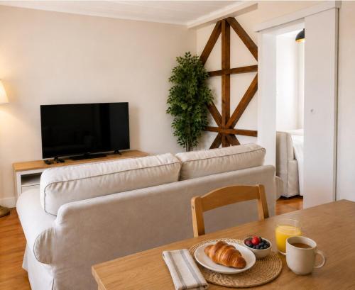 Hello Bairro Alto flat with A/C by Homeful Homes